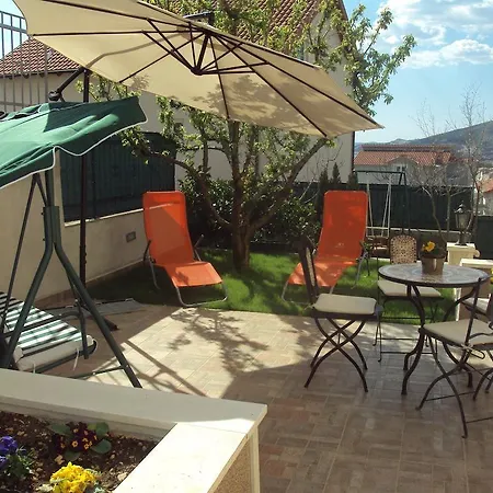 Apartman Ivona 2 *